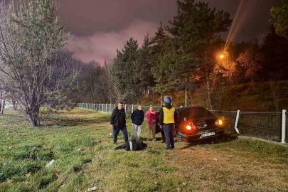Yoldan çıkan araç su kanalının korkuluklarına çarptı