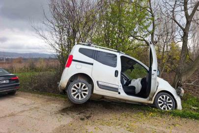 Yoldan çıkan otomobil ağaca çarptı: 2’si çocuk 4 kişi yaralandı