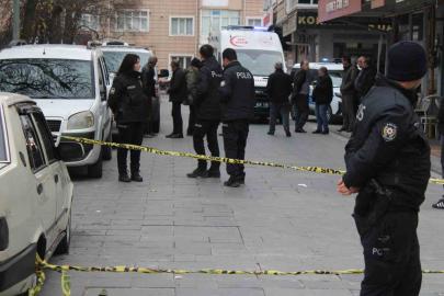 Yoldan geçenleri bıçakladı: 1’i ağır 3 yaralı