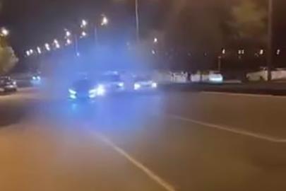 Yolu çekerken kaza anını kaydettiler