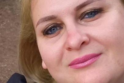 Yolun karşısına geçerken otomobilin çarptığı kadın yaşam mücadelesini kaybetti