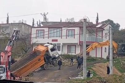 Yük boşaltan kamyon askıda kaldı