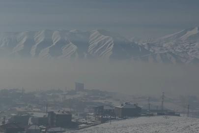 Yüksekova sis altında kaldı