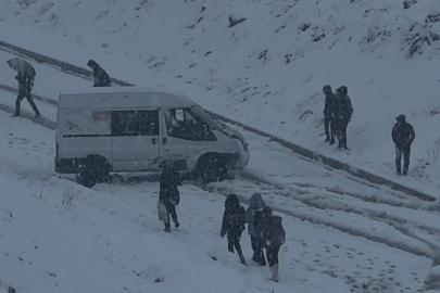 Yüksekova yoğun kara teslim oldu