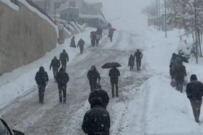 Yüksekova’da beyaz esaret: Vatandaşlar araçlarını bırakıp yürüdü