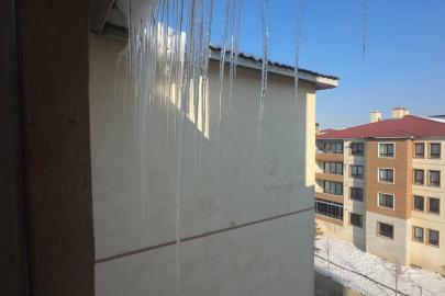 Yüksekova’da buz sarkıtları 2 metreyi geçti