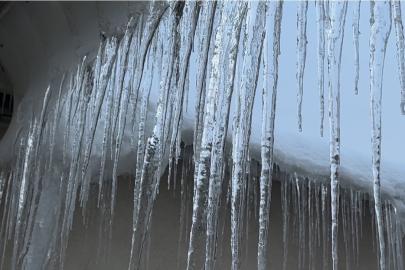 Yüksekova’da buz sarkıtları bir metreyi geçti