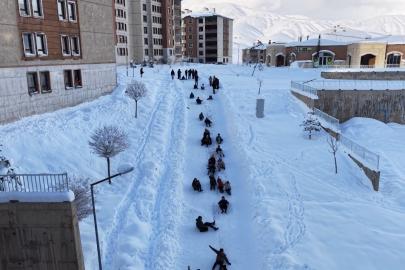 Yüksekova’da çocuklar mahalle yolunu kayak pistine çevirdi