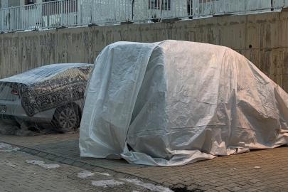 Yüksekova’da dondurucu soğuklar: Vatandaşlar araçlarını battaniye ve brandalarla koruyor