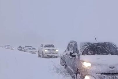 Yüksekova’da kar esareti: Tipi yolları kapattı, onlarca araç mahsur kaldı