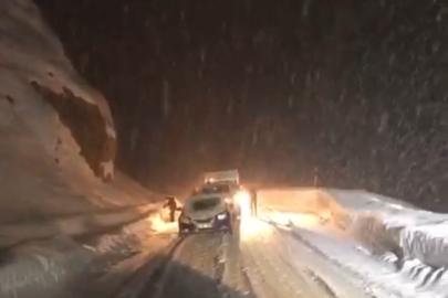 Yüksekova’da kar ve tipi ulaşımı aksattı: Fırtınaya rağmen namazını kıldı