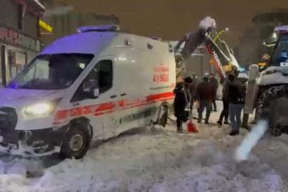Yüksekova’da kara saplanan ambulansın imdadına karla mücadele ekipleri yetişti