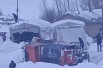 Yüksekova’da karla mücadele aracı devrildi