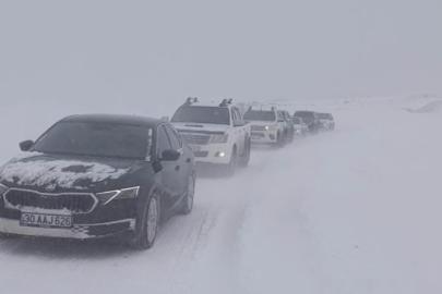 Yüksekova’da tipi ve fırtına nedeniyle 50 araç mahsur kaldı