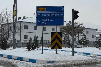 Yüksekova’da yoğun yağışlar uçak seferlerini durdurdu