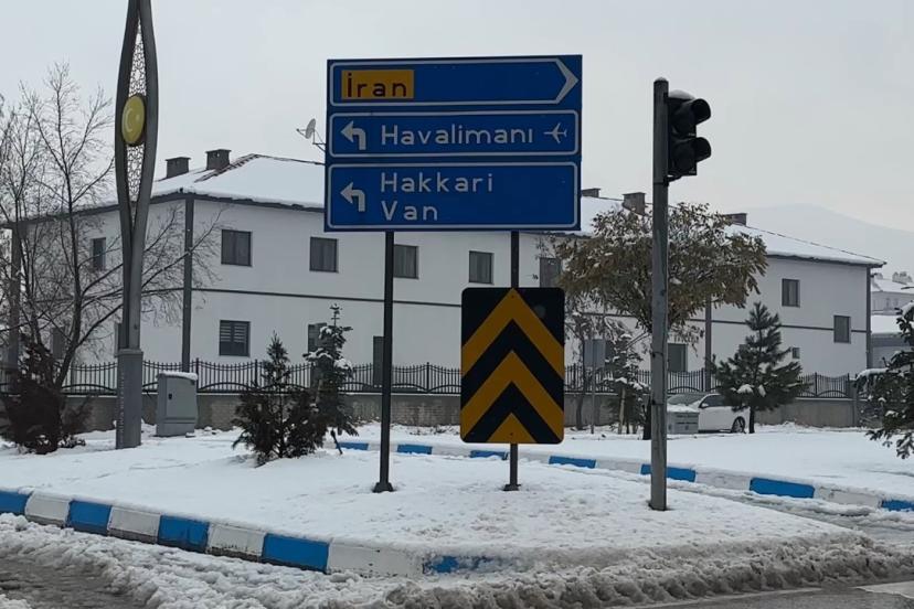 Yüksekova’da yoğun yağışlar uçak seferlerini durdurdu