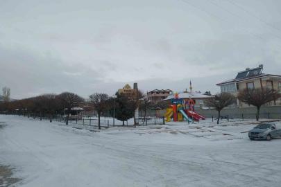 Yunak’ta mevsimin ilk karı yağdı