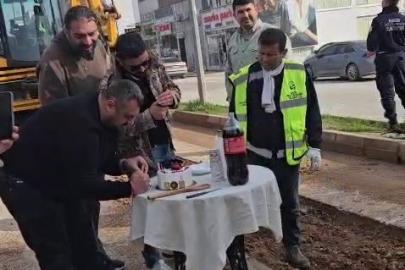Yürek ısıtan görüntü; gece gündüz mesai yapan belediye personeline pasta kesip, mum üflettiler