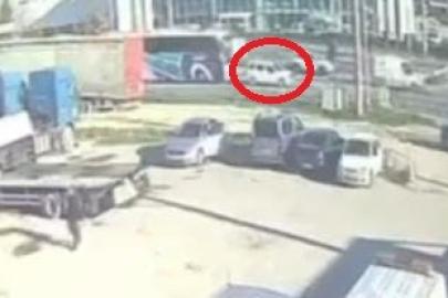 Yürekler ağza geldi, yolcu otobüsü otomobili metrelerce savurdu