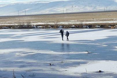Yüzeyi tamamen donan nehir üzerinde yürüyüş heyecanı