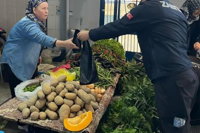 Zabıta ekiplerinden pazarcı esnafına çöp poşeti desteği