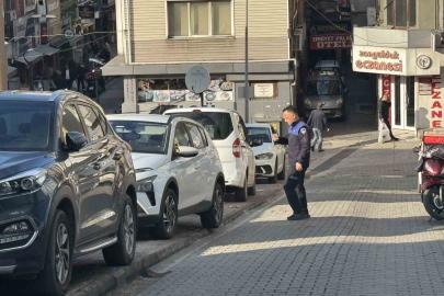 Zabıtadan kaldırım işgali yapan sürücülere ceza