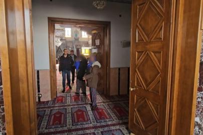 Zabıtayı gören dilenciler camiye kaçıp cemaatin arasına karıştı