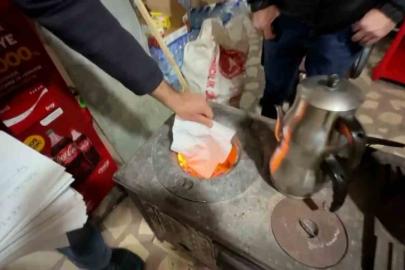 Zara’da ihtiyaç sahiplerinin veresiye borcu kapatıldı, defter sobada yakıldı