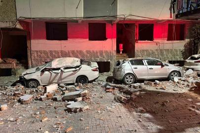 Zeytinburnu’nda kentsel dönüşümdeki binadan düşen parçalar, 3 otomobili hurdaya çevirdi