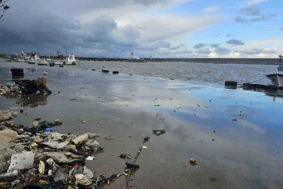 Zonguldak’ta dev dalgalar nedeniyle Kozlu Limanı su altında kaldı