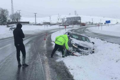 Zorlu kış şartlarında polislerden örnek müdahale