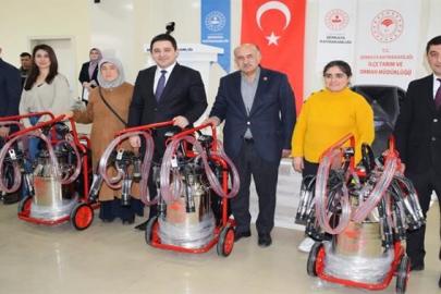 128 yetiştirici süt sağım makinesi ile buluştu