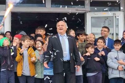 47 yıllık eğitimci alkışlarla mesleğine veda etti