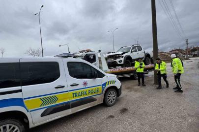 5 metrelik refüjden aşağı uçan araçta 3 kişi yaralandı