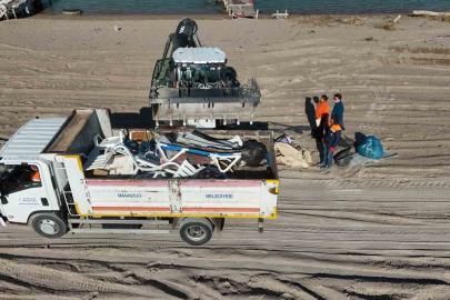 5 saatte sahilden 52 torba çöp topladılar