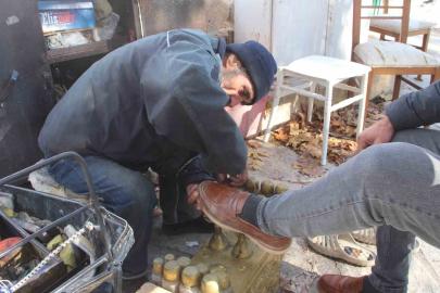 67 yaşındaki ayakkabı boyacısı ekmek mücadelesi veriyor