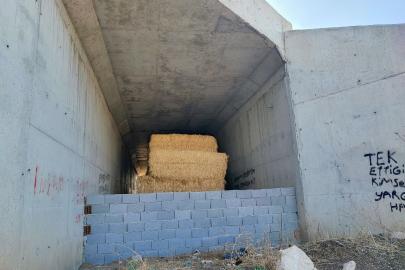 7 yıldır bitmeyen yolun köprü ayakları samanlığa döndü