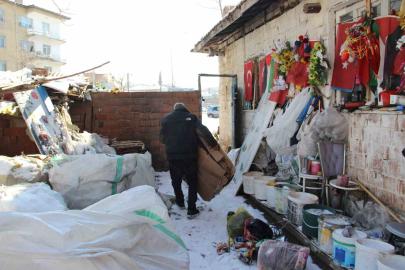 79 yaşındaki adamın bayrak hassasiyeti: Atık toplarken bulduğu bayrakları evinin duvarına asıyor