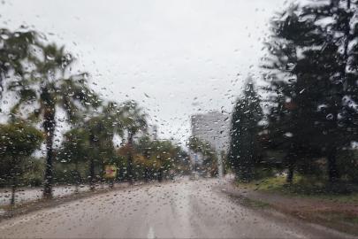 Adana güne yağmurlu başladı