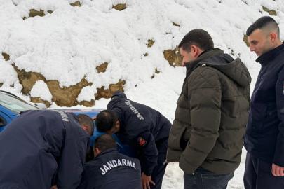 Adana’da karla mücadele: Mahsur kalan araçlar kurtarılırken vatandaşlara da sıcak içecek ikramı yapıldı