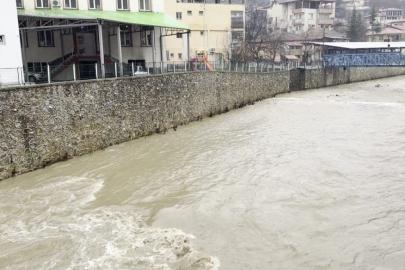 Adana’da kuruyan dereler yağışla coşmaya başladı