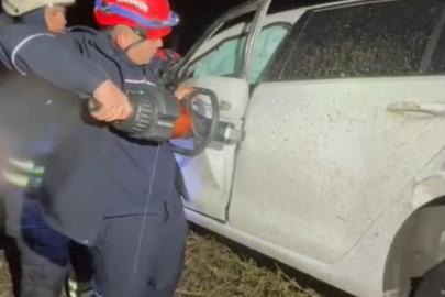 Adana’da şarampole yuvarlanan otomobildeki 2 kişi yaralandı