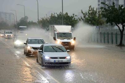 Adana’da şiddetli yağış yolları göle çevirdi, apartmanları su bastı