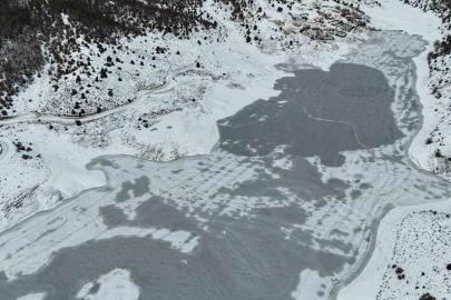 ’Adana’nın Sibiryası’nda Kürebeli Barajı buz tuttu