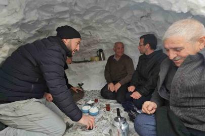 Adilcevaz’da esnaf biriken kardan çay evi yaptı