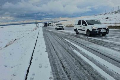 Adilcevaz’da kar ve buzlanma nedeniyle onlarca araç yolda kaldı