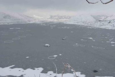 Adıyaman’da Çat Barajı’nın yüzeyi buz tuttu