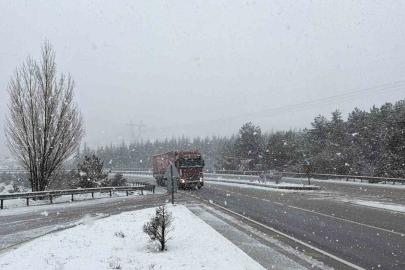 Afyonkarahisar’ın yüksek rakımlı bölgelerinde kar yağışı etkili oldu