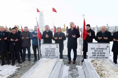 Ağrı Valisi Önder Bozkurt görevine şehitlik ziyaretiyle başladı
