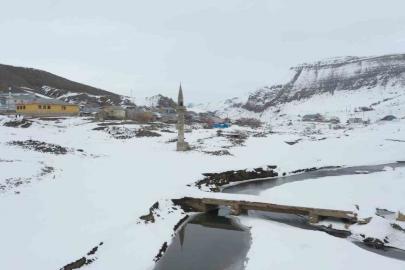 Ağrı’da barajdan çıkan tarihi minare kış manzarasıyla büyüledi